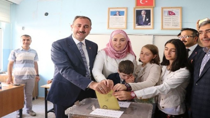 Adalet Bakanı Gül: Herkes huzur içinde oylarını kullanıyor