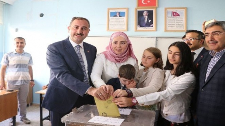 Abdulhamit Gül'ün sandığından Erdoğan birinci çıktı