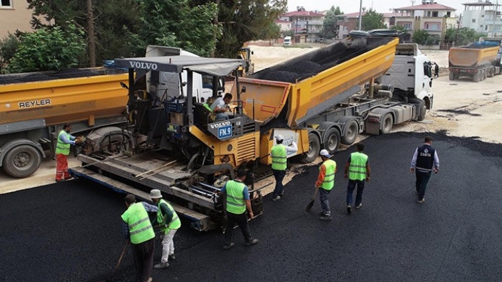 BÜYÜKŞEHİR, İLÇELERDE YOL ÇALIŞMALARINA DEVAM EDİYOR