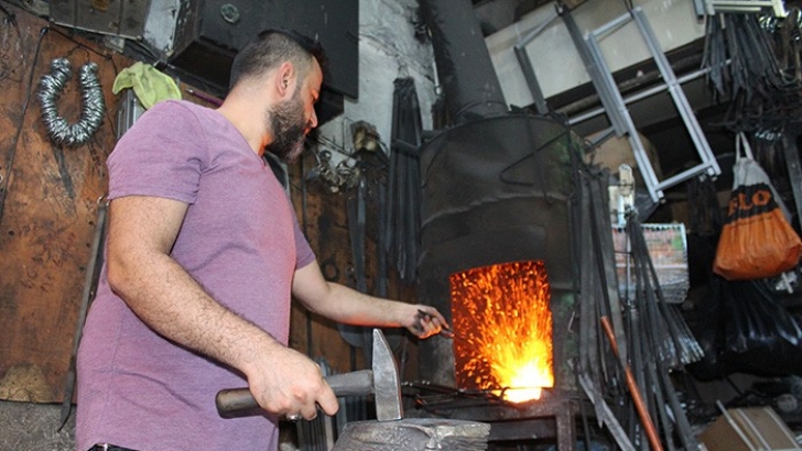 Altmış derece sıcakta kebap şişi üretiyor 