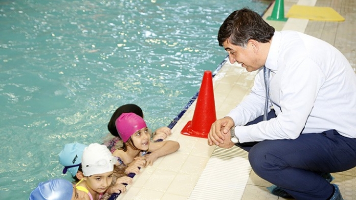 Başkan Fadıloğlu minik yüzücülerin mutluğunu paylaştı 