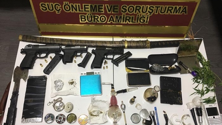  Polisten uyuşturucu tacirlerine baskın: 4 gözaltı 