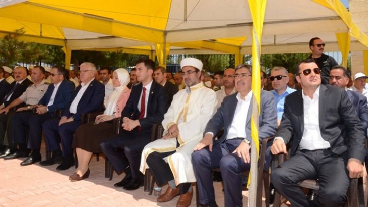 Gaziantep protokolü şehitliği ziyaret etti