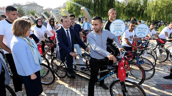  Büyükşehir öğrencilere 300 adet bisiklet dağıttı 