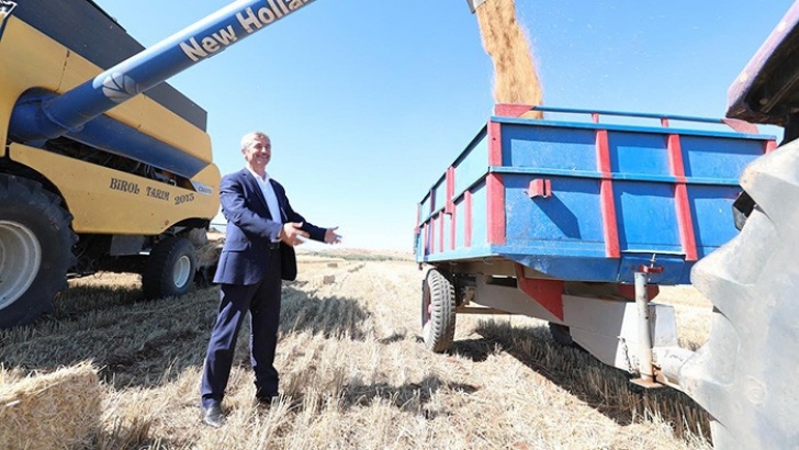 BAŞKAN TAHMAZOĞLU ÇİFTÇİLERİN SEVİNCİNE ORTAK OLDU