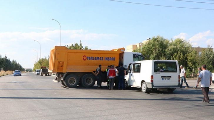 Hafriyat kamyonu ile işçi servisi çarpıştı: 5 yaralı 