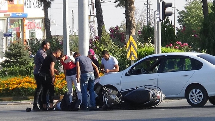 Işık ihlali yapan otomobile motosiklet çarptı: 1 yaralı