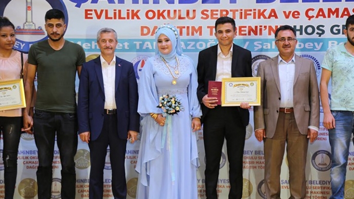 EVLİLİK OKULU’NDAN 224 ÇİFT DAHA SERTİFİKALARINI ALDI