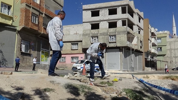 Gaziantep'te kanal temizleyen işçiler el bombası buldu 