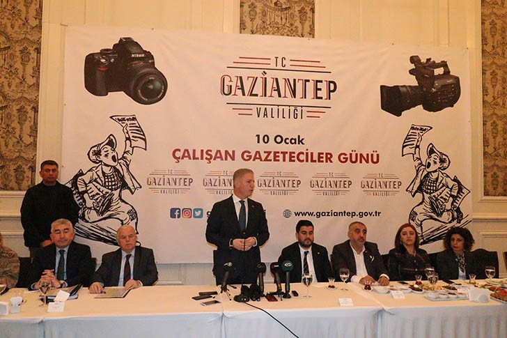Vali Gül, gazeteciler gününde gazetecilerle bir araya geldi 