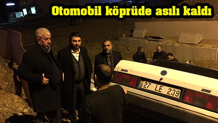 Otomobil köprüde asılı kaldı 