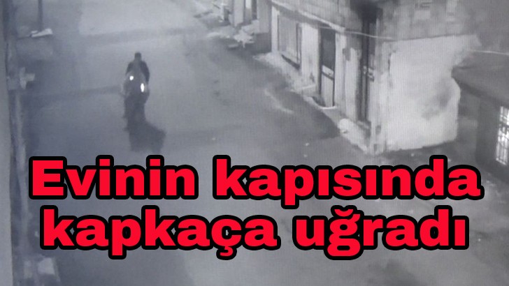 Evinin kapısında kapkaça uğradı 