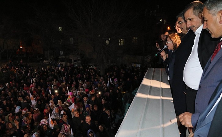 Fatma Şahin’e  miting gibi karşılama 