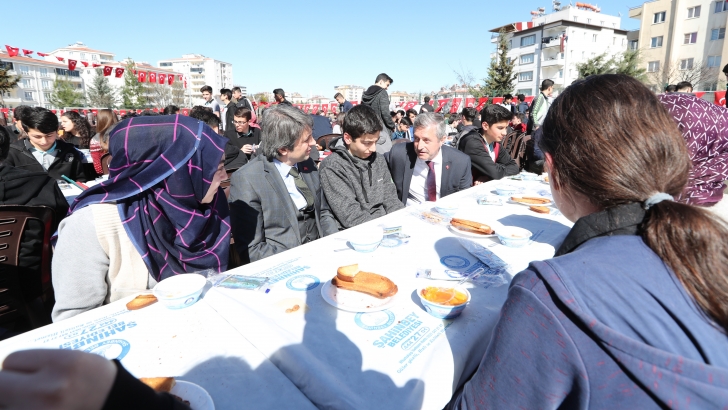 BAŞKAN TAHMAZOĞLU, ÖĞRENCİLERLE ÇANAKKALE MENÜSÜNÜ PAYLAŞTI