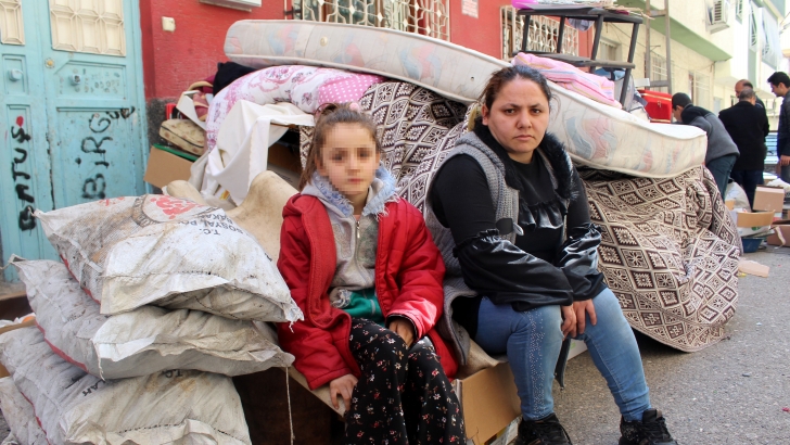 Üç çocuğu ve eşyalarıyla birlikte sokağa atıldı