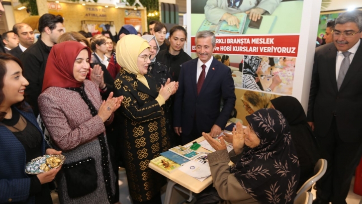 EMİNE ERDOĞAN HANIMEFENDİ, ŞAHİNBEY BELEDİYESİ’NİN STANDINI ZİYARET ETTİ