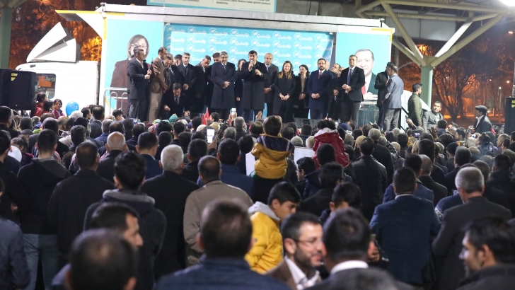 Fadıloğlu’nun mahalle ziyaretleri miting havasında gerçekleşiyor