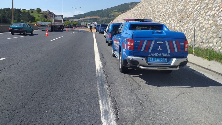 Gaziantep'te yolcu otobüsü buğday yüklü tıra çarptı: 20 yaralı