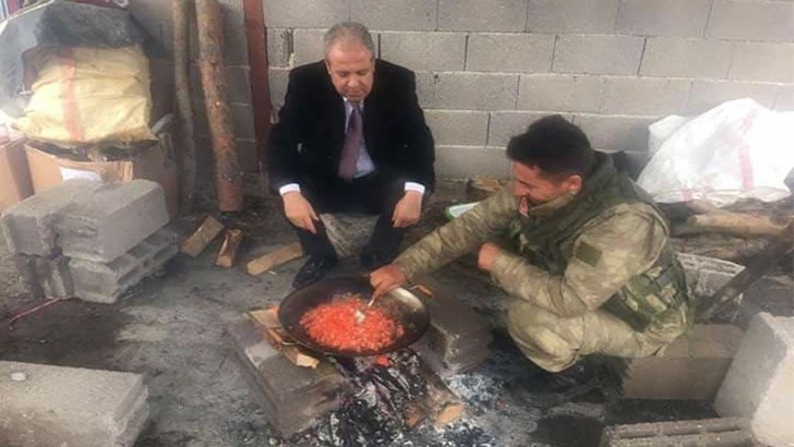 Milletvekili Tayyar, Afrin sınırında Mehmetçik ile menemen yedi