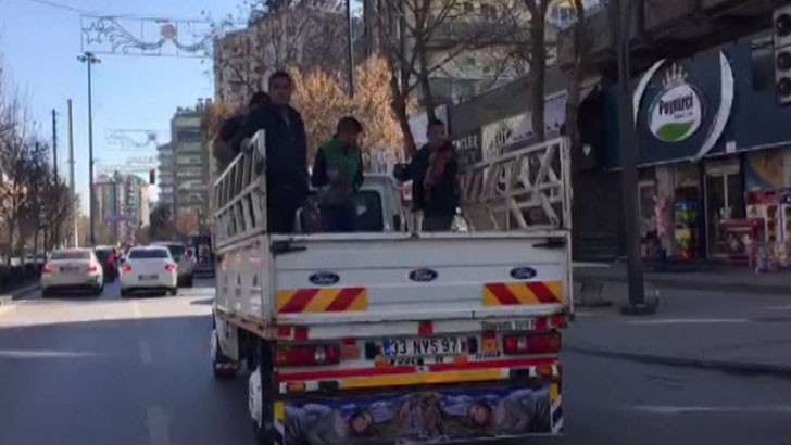 Trafikte açık hava konseri