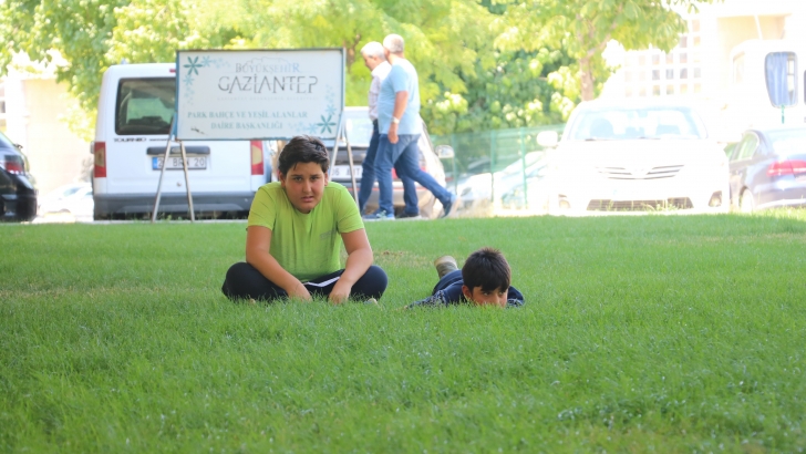 Termometre 45 Dereceyi Gördü, Vatandaşlar Parklara Koştu