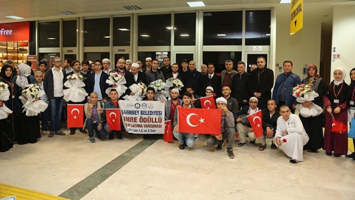 Avuçları kabe kokulu gençlerimiz evlerine döndü