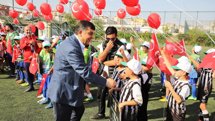 YEŞİL SAHADA GENÇLERDEN EMEKTARLARA BÜYÜK VEFA