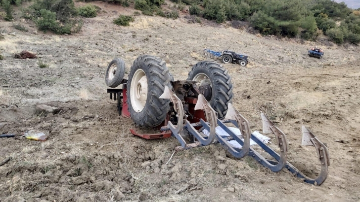 Tarlada traktör devrildi: 1 ölü