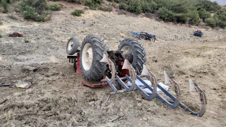 Tarlada traktör devrildi: 1 ölü