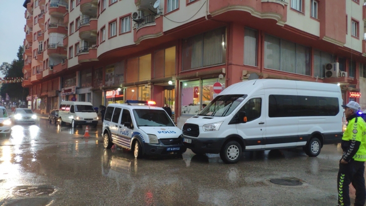 Polis aracı ile yolcu minibüsü çarpıştı