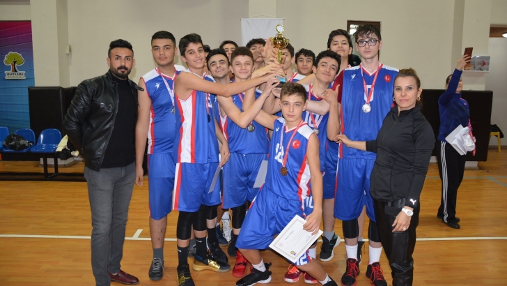 Vedat Topçuoğlu Anadolu Lisesi Basketbolda il ikincisi