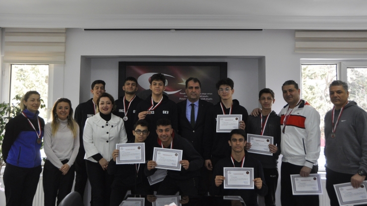 GKV’li Basketbol Şampiyonlarına Üstün Başarı Madalyası