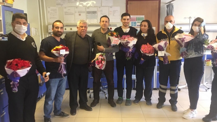 Gaziantepli çiçekçiler sağlık çalışanlarına çiçek dağıttı