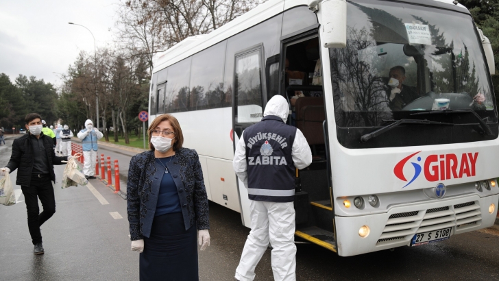 BAŞKAN ŞAHİN, VALİYLE İŞÇİ SERVİSLERİNİ DENETLEDİ