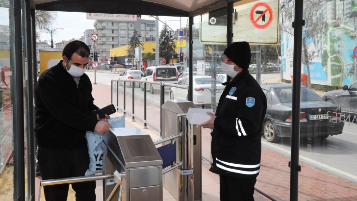 GAZİANTEP BÜYÜKŞEHİR BELEDİYESİ, VATANDAŞLARA MASKE DAĞITTI