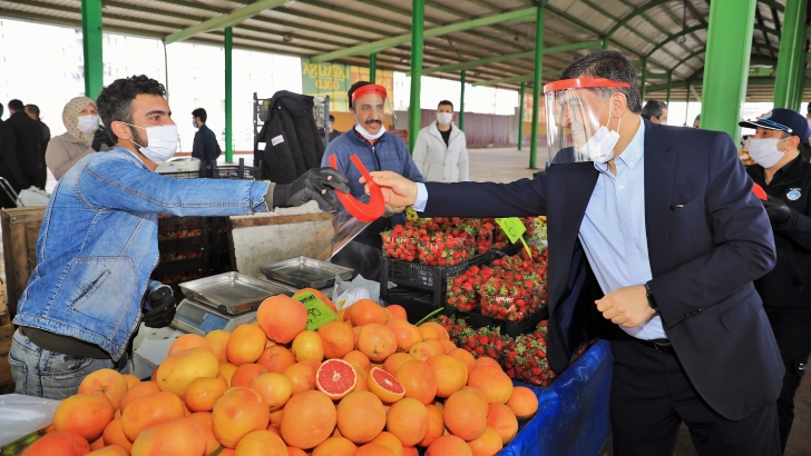 BAŞKAN FADILOĞLU, PAZARCI ESNAFINA MASKE DAĞITTI