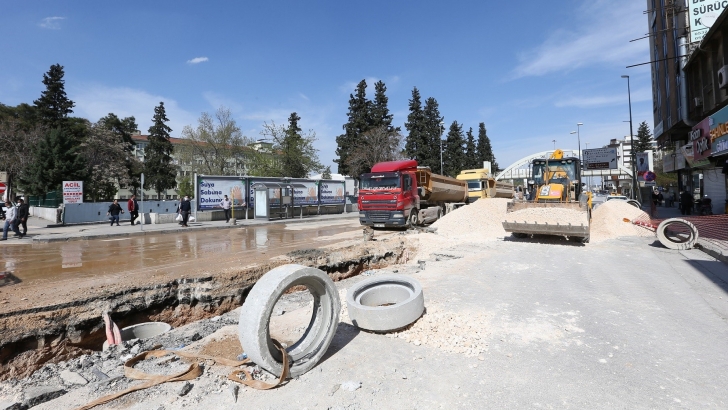 İNÖNÜ TRAFİĞE KAPANDI, 50 YILLIK ALTYAPININ YENİLENMESİ BAŞLADI