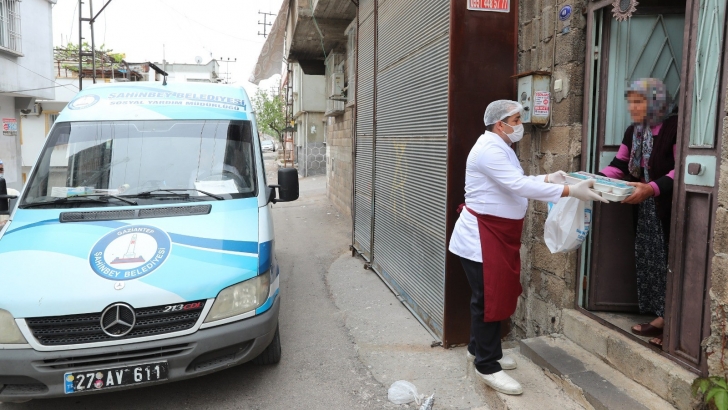 ŞAHİNBEY BELEDİYESİ’NDEN İHTİYAÇ SAHİBİ VATANDAŞLARA SICAK İFTAR YEMEĞİ