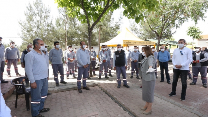 BAŞKAN ŞAHİN’DEN İLAÇLAMA EKİPLERİNE MASKE VE MESAFE UYARISI