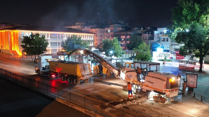 HÜRRİYET CADDESİ'NDE ASFALT YENİLEME VE KALDIRIM ÇALIŞMASI TAMAMLANDI