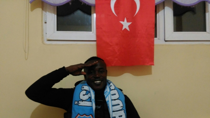 Nijeryalı futbolcudan Mehmetçik için asker selamı
