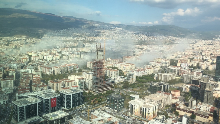 İzmir'de deprem! Yıkılan binalar var