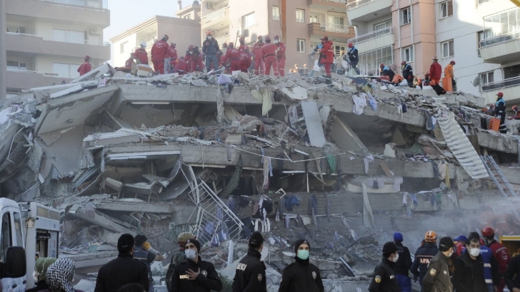 İzmir’deki depremde can kaybı 28’e yükseldi, 885 yaralı