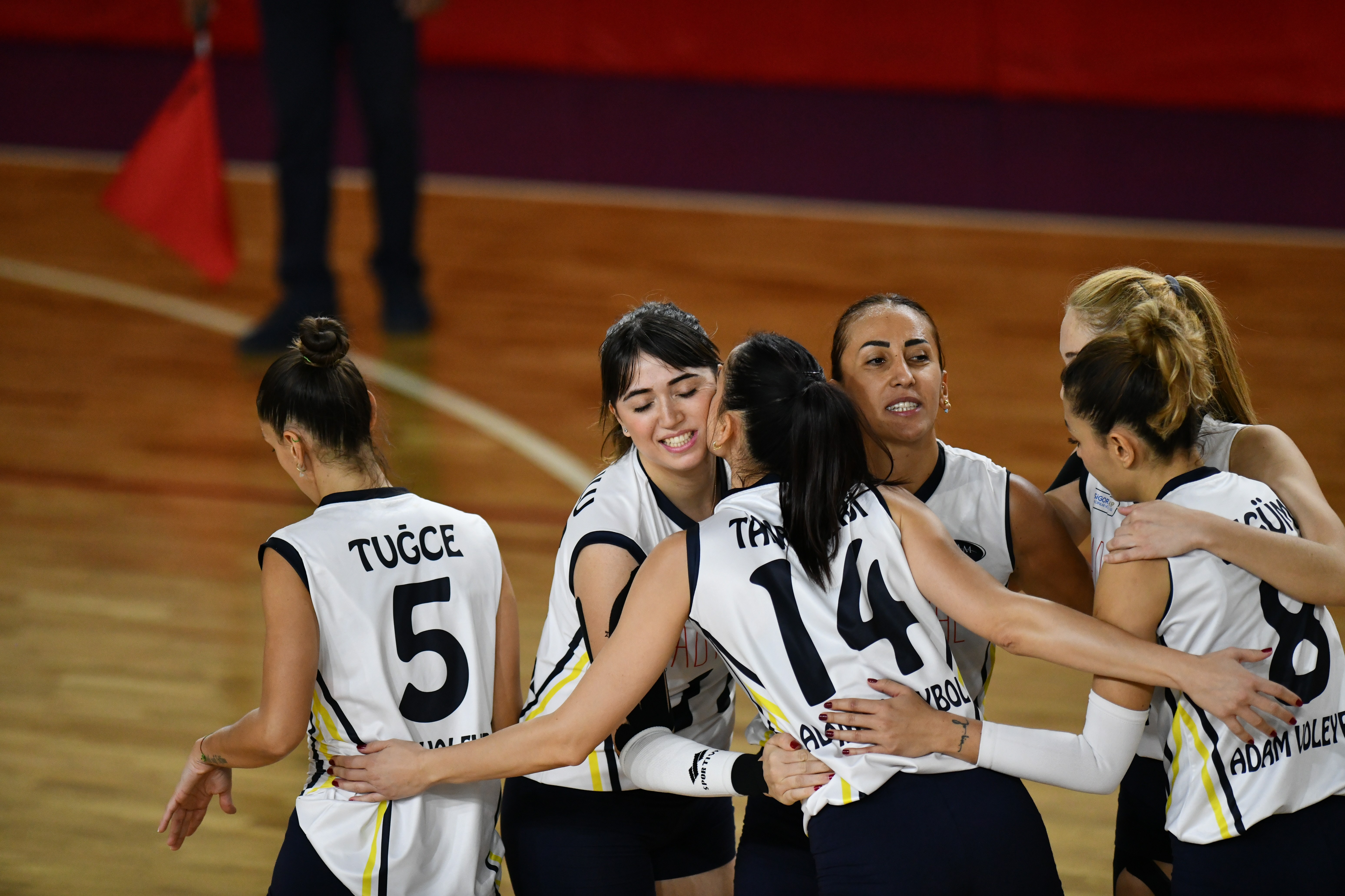 ADAM VOLEYBOL GALİBİYETLE DÖNDÜ 2-3