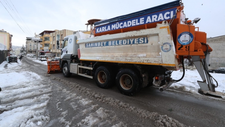 ŞAHİNBEY BELEDİYESİ’NDEN KAR YAĞIŞINA ANINDA MÜDAHALE