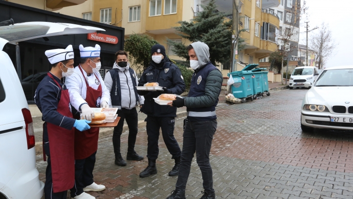 ŞAHİNBEY BELEDİYESİ’NDEN GÖREV BAŞINDAKİ POLİSLERE SICAK YEMEK İKRAMI