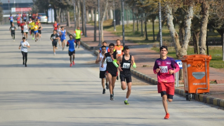 GAZİ YOL KOŞUSU VE ATLETİZM ETKİNLİKLERİ GERÇEKLEŞTİ