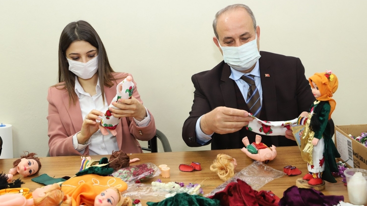 EZO GELİN BEBEKLERİ BECERİKLİ KADINLARIN ELİNDE HAYAT BULUYOR
