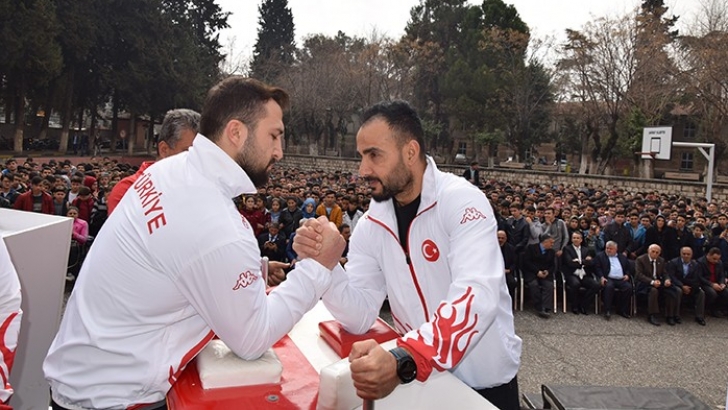 Şubat ayı’nın branşı bilek güreşi oldu