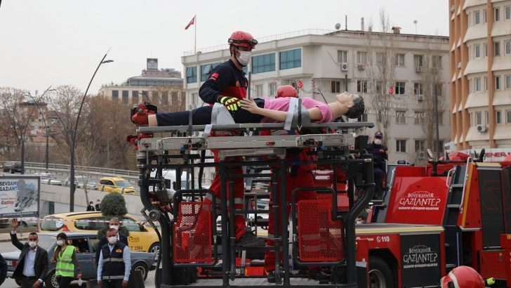 GAZİANTEP BÜYÜKŞEHİR’DEN GERÇEĞİ ARATMAYAN DEPREM TATBİKATI!